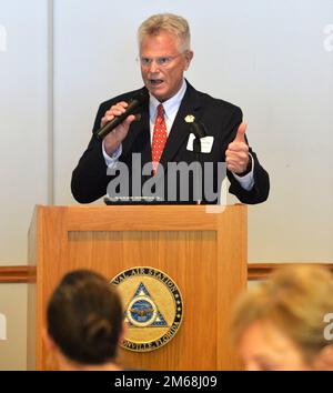 JACKSONVILLE, Florida (19. April 2022) – Mark Dobbertien, Präsident der Duval County Medical Society, spricht am 19. April beim Duval County Medical Society / Naval Hospital Jacksonville Dinner im Naval Air Station Jacksonville Officers Club. Die Veranstaltung bietet ein Forum, um medizinische Themen zu diskutieren, die für die Navy und den privaten Sektor Gesundheitsfürsorge, einschließlich kommunaler Partnerschaften, relevant sind. Die Duval County Medical Society, die älteste medizinische Gesellschaft in Florida, möchte Ärzten helfen, sich um die Gesundheit der Gemeinde zu kümmern. Stockfoto