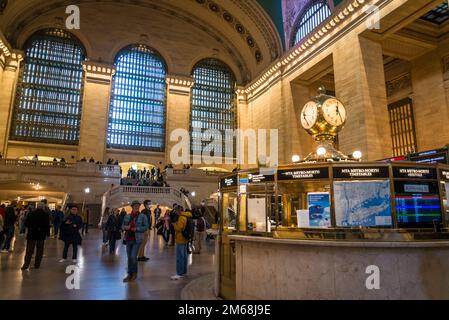 Zentraler Informationsstand mit der berühmten Uhr auf dem Dach, Haupthalle des Grand Central Terminals, der ikonische Pendelbahnterminal an der 42N Stockfoto