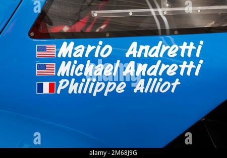 Nahaufnahme eines 1983, Porsche 956, gefahren von Mario und Michael Andretti und Philippe Alliot, auf dem Silverstone Classic 2022 Stockfoto