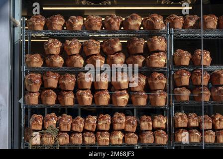 Am Freitag gibt es im Kaffs Bakery Window eine Ausstellung mit Challah Broten für den Sabbat. Auf der Lee Avenue in Williamsburg, Brooklyn, New York City. Stockfoto