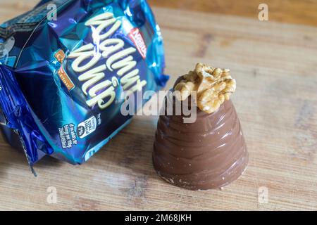 Eine Walnusspeitsche, ein süßes Leckerli von Nestle, bestehend aus Schokolade gefüllt mit Marshmallow und garniert mit einer Walnuss. Stockfoto
