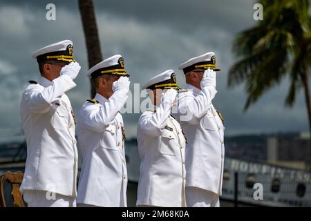 220419-N-KB401-1365 PEARL HARBOR 19. April 2022 — Cmdr. Steve Stougard, Kaplan, U-Boot-Bereitschaftsgeschwader 33, Commander. Adam Matthews, Commander. Douglas Pratt, Und Kapitän Mike Majewski, Commander, U-Boot-Geschwader 7, salutiert dem Fähnrich, während die Pacific Fleet Band Honor Guard während einer Zeremonie zum Kommandowechsel für das Los Angeles-Klasse-Schnellangriff-U-Boot USS Tucson (SSN 770) vor dem Pacific Fleet Submarine Museum in Pearl Harbor, Hawaii, April 19, die Farben zeigt. Matthews aus Livingston, Wisconsin, hat Pratt aus Nashua abgelöst. New Hampshire als befehlshabender Offizier von Tucson bei der Zeremonie Stockfoto