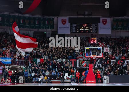 Unterstützer von Pallacanestro Varese OpenJobMetis während der LBA Lega Basket Ein 2022/23 reguläres Saisonspiel zwischen Pallacanestro Varese OpenJobMetis und Bertram Yachts Derthona Basket Tortona in der Enerxenia Arena, Varese, Italien, am 02. Januar 2023 Stockfoto