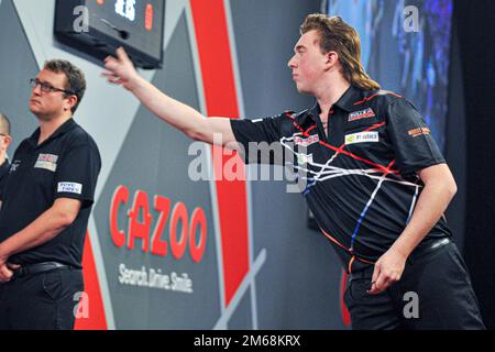 LONDON, ENGLAND - 19. DEZEMBER: Danny Jansen aus den Niederlanden in Aktion während des 5. Tages der Cazoo World Darts Championship im Alexandra Palace am 12. Dezember 2022 in London, England. (Foto: Pieter Verbeek/BSR Agency) Stockfoto