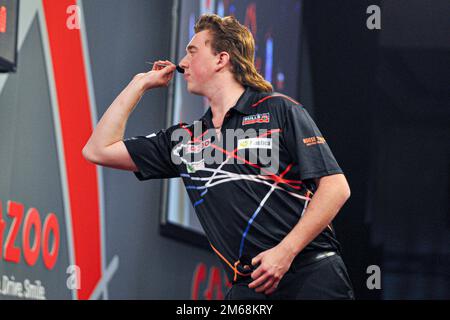 LONDON, ENGLAND - 19. DEZEMBER: Danny Jansen aus den Niederlanden in Aktion während des 5. Tages der Cazoo World Darts Championship im Alexandra Palace am 12. Dezember 2022 in London, England. (Foto: Pieter Verbeek/BSR Agency) Stockfoto