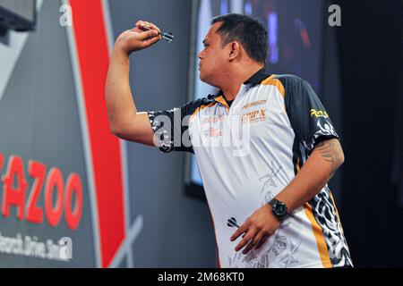 LONDON, ENGLAND - 19. DEZEMBER: Paolo Nebrida der Philippinen in Aktion während des 5. Tages der Cazoo World Darts Championship im Alexandra Palace am 12. Dezember 2022 in London, England. (Foto: Pieter Verbeek/BSR Agency) Stockfoto