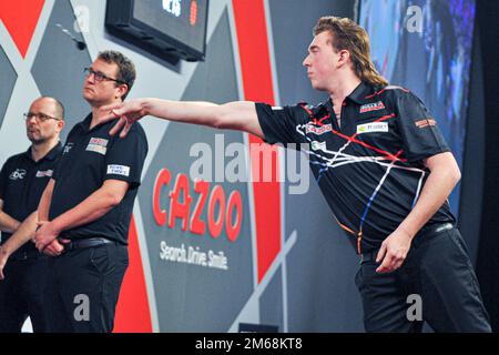 LONDON, ENGLAND - 19. DEZEMBER: Danny Jansen aus den Niederlanden in Aktion während des 5. Tages der Cazoo World Darts Championship im Alexandra Palace am 12. Dezember 2022 in London, England. (Foto: Pieter Verbeek/BSR Agency) Stockfoto