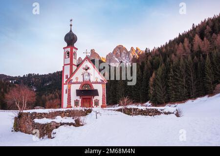 Johanniskirche (San Giovanni) und die Dolomiten im Funes-Tal (Val di Funes), Dorf Saint Magdalena (Santa Maddalena) Trentino, Italien. Stockfoto