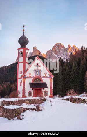 Johanniskirche (San Giovanni) und die Dolomiten im Dorf Saint Magdalena (Santa Maddalena), Funes-Tal (Val di Funes), Italien. Stockfoto