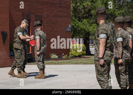 USA Marinekorps Staff Sgt. David Jarvis, Drill Instructor, Marine Corps Recruit Depot Parris Island (MCRD PI), wird von Brigg mit dem „Noncommissioned Officer of the Year Award“ und der „Navy Achievement Medal“ ausgezeichnet. Gen. Andrew M. Niebel, kommandierender General, Marine Corps Installations East, MCRD PI, South Carolina, 19. April 2022. Jarvis erhielt diese Auszeichnungen für lebensrettende Schritte auf einem Marine und für seine Rolle als Platoon Sergeant, ein Lance CPL. Seminarlehrer, ehrenamtlich im Habitat for Humanity and Devil Welps, während er im Hauptquartier und im Staffelstab der Marine Corps Air St arbeitete Stockfoto