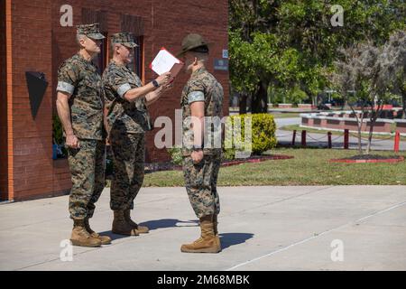USA Marinekorps Staff Sgt. David Jarvis, Drill Instructor, Marine Corps Recruit Depot Parris Island (MCRD PI), wird von Brigg mit dem „Noncommissioned Officer of the Year Award“ und der „Navy Achievement Medal“ ausgezeichnet. Gen. Andrew M. Niebel, kommandierender General, Marine Corps Installations East, MCRD PI, South Carolina, 19. April 2022. Jarvis erhielt diese Auszeichnungen für lebensrettende Schritte auf einem Marine und für seine Rolle als Platoon Sergeant, ein Lance CPL. Seminarlehrer, ehrenamtlich im Habitat for Humanity and Devil Welps, während er im Hauptquartier und im Staffelstab der Marine Corps Air St arbeitete Stockfoto