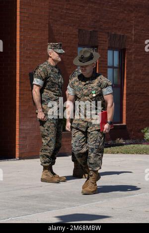 USA Marinekorps Staff Sgt. David Jarvis, Drill Instructor, Marine Corps Recruit Depot Parris Island (MCRD PI), wird von Brigg mit dem „Noncommissioned Officer of the Year Award“ und der „Navy Achievement Medal“ ausgezeichnet. Gen. Andrew M. Niebel, kommandierender General, Marine Corps Installations East, MCRD PI, South Carolina, 19. April 2022. Jarvis erhielt diese Auszeichnungen für lebensrettende Schritte auf einem Marine und für seine Rolle als Platoon Sergeant, ein Lance CPL. Seminarlehrer, ehrenamtlich im Habitat for Humanity and Devil Welps, während er im Hauptquartier und im Staffelstab der Marine Corps Air St arbeitete Stockfoto