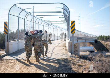 Soldaten des 1. Brigadeingenieurbataillons, 310. Infanterie-Regiment, 181. Multifunktionale Trainingstruppe, 150 kg Wurf über die Elroy-Sparta Trail Bridge im Rahmen der Remagen-Woche am 19. April 2022 in Sparta, Wisconsin. Die Veranstaltung würdigt die Teilnahme der Einheit an der Schlacht um die Ludendorff-Brücke in Remagen, Deutschland, vom 7. Bis 8. März 1945. Stockfoto