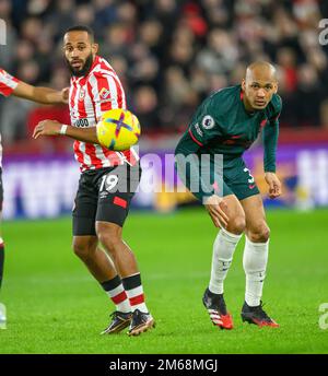 London, Großbritannien. 02. Januar 2023. 02. Januar 2023 - Brentford/Liverpool - Premier League - GTECH Community Stadium Fabinho in Liverpool und Brentford's Bryan Mbeumo Picture Credit: Mark Pain/Alamy Live News Stockfoto