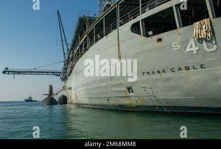 PERTH, Australien (19. April 2022) das Royal Australian Navy Collins-Class-U-Boot HMAS Farncomb (SSG 74) liegt neben dem Emory S. Land-Class-U-Boot-Tender USS Frank Cable (AS 40) auf dem Marinestützpunkt HMAS Stirling, 19. April 2022. Frank Cable ist derzeit auf Patrouille und führt expeditionäre Wartungs- und Logistikaufgaben zur Unterstützung der nationalen Sicherheit im US-7.-Flottenbereich durch. Stockfoto