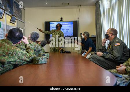 MISAWA, Japan (19. April 2022) – Chefmachinist's Mate Jason Smith, dem Naval Supply Systems Command Fleet Logistics Center Yokosuka Detachment Hachinohe Fuel Terminal zugeteilt, stellt Informationen für Kapitän Paul A. Hockran, Befehlshaber der Naval Air Facility (NAF) Misawa und LT. General Shinji Kameyama, vor. Befehlshaber der Japan Ground Self Defense Force 9. Division und ihre Teams. Zweck des Treffens war es, Kommunikationsbemühungen und die Verteilung von Treibstoff zu besprechen. NAF Misawa bietet Unterstützung und Dienstleistungen für die Luftfahrt- und Bodenlogistik in allen permanenten und transienten USA Navy und USA Marine C Stockfoto