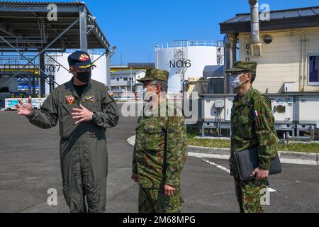 MISAWA, Japan (19. April 2022) – Hauptmann Paul A. Hockran, Left, Befehlshaber der Naval Air Facility (NAF) Misawa, führt LT. General Shinji Kameyama, Mittelstadtführer der Japan Ground Self-Defense Force 9. Division, durch. Der Zweck der Tour bestand darin, Kommunikationsbemühungen und die Verteilung von Kraftstoff zu besprechen. NAF Misawa bietet Unterstützung und Dienstleistungen für die Luftfahrt- und Bodenlogistik in allen permanenten und transienten USA Navy und USA Marinekorps in Nordjapan. Stockfoto