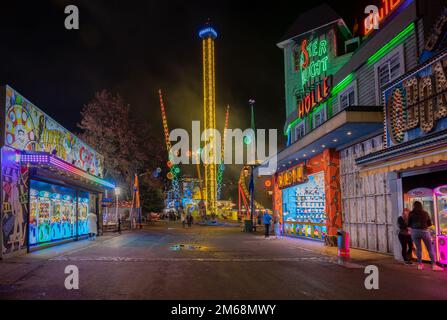 14. Oktober 2022, Wien, Österreich. Blick auf die Fahrgeschäfte im Vergnügungspark Prater in Wien, Österreich. Stockfoto