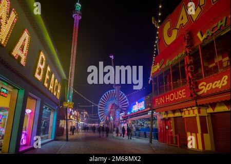 14. Oktober 2022, Wien, Österreich. Blick auf die Fahrgeschäfte im Vergnügungspark Prater in Wien, Österreich. Stockfoto