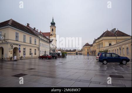 15. oktober 2022. Blick auf die katholische Kirche Laxenburg und das Rathaus in der Stadt Laxenburg, Österreich. Stockfoto