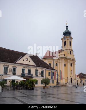 15. oktober 2022. Blick auf die katholische Kirche Laxenburg und das Rathaus in der Stadt Laxenburg, Österreich. Stockfoto