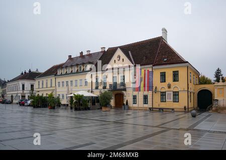 15. oktober 2022. Blick auf das Rathaus am zentralen Platz von Laxenburg, Österreich. Stockfoto