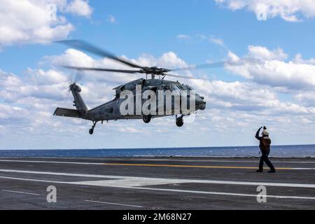 220419-N-OL632-2107 ATLANTISCHER OZEAN (19. April 2022) Kapitän Robert Aguilar, Befehlshaber der USS George H.W. Bush (CVN 77), Pilot eines MH-60s Sea Hawk, der dem Helicopter Sea Combat Squadron (HSC) 7 angehängt ist, auf seinem letzten Flug vor dem Ruhestand, 19. April 2022. George H.W. Bush bietet der nationalen Kommandobehörde flexible, anpassbare Kampfkapazitäten als Flaggschiff der Trägerstreikgruppe, die die maritime Stabilität und Sicherheit aufrechterhält, um den Zugang zu gewährleisten, Aggressionen abzuwehren und die Interessen der USA, Verbündeten und Partner zu verteidigen. Stockfoto