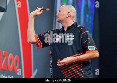 LONDON, VEREINIGTES KÖNIGREICH - DEZEMBER 21: Raymond van Barneveld der Niederlande in Aktion am sechsten Tag der Cazoo-Darts-Weltmeisterschaft im Alexandra Palace am 20. Dezember 2022 in London, Vereinigtes Königreich. (Foto: Pieter Verbeek/BSR Agency) Stockfoto