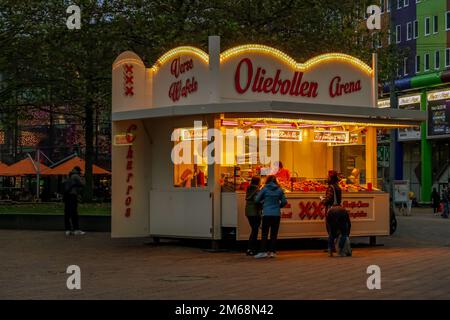 Amsterdam, Niederlande. November 2022. Ein typisch holländischer Konditorstand. Hochwertige Fotos Stockfoto