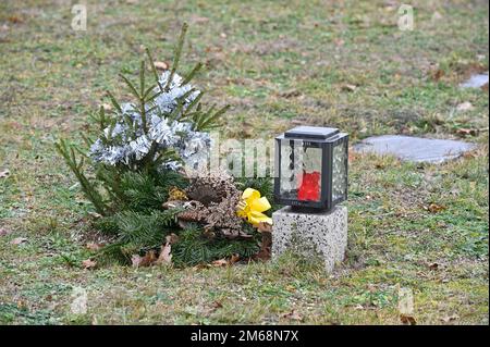 Wien, Österreich. Wiener Zentralfriedhof. Soldatengräber mit Weihnachtsdekorationen auf dem zentralen Friedhof in Wien Stockfoto