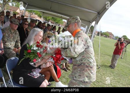 Frau Kim Eubank (links), Ehefrau des ankommenden kommandierenden Generals, Generalleutnant Christopher L. Eubank, erhält einen Blumenstrauß von Sergeant Antonio Nevarez während der USA Die Zeremonie des Army Network Enterprise Technology Command zur Änderung des Kommandos fand am 19. April 2022 im Brown Parade Field, Fort Huachuca, Arizona, statt Stockfoto