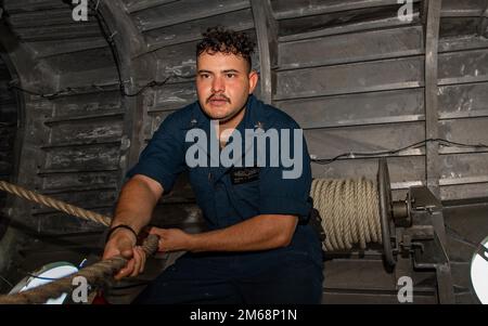 220419-N-JX182-1008 PHILIPPINE SEA (19. April 2022) Electronics Technician 2. Class Byron Banuelos, aus El Paso, Texas, Himmel an einer Anlegestelle während einer Evolution von Meer und Anker an Bord des Küstenschiffes USS Jackson (LCS 6) der Independence-Variant littoral. Jackson, Teil der Destroyer Squadron (DESRON) 7, befindet sich im Rotationseinsatz und ist im US-amerikanischen 7.-Flottenbereich tätig, um die Interoperabilität mit Partnern zu verbessern und als einsatzbereite Eingreiftruppe zur Unterstützung einer freien und offenen Region Indo-Pacific zu dienen. Stockfoto