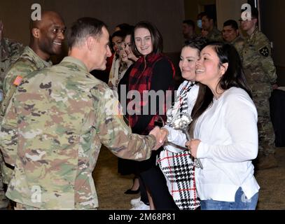 Bürgermeisterin Vanessa Raster, rechts, wird der Schlüssel zur Bricks Wohngemeinschaft von Oberst Phillip Lamb, Middle, Joint Base Lewis-McChord Commander, und LT. General Xavier Brunson, I Corps Commander, am 19. April im American Lake Conference Center überreicht. Stockfoto