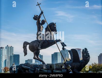 UN Gift Garden - Skulptur „Good Defats Evil“, Hauptsitz der Vereinten Nationen im Stadtviertel Turtle Bay in Manhattan, New York City, USA Stockfoto