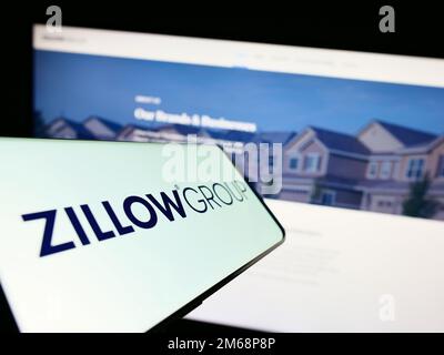 Mobiltelefon mit Logo des amerikanischen Immobilienunternehmens Zillow Group Inc. Auf dem Bildschirm vor der Website. Fokus auf die Mitte rechts des Telefondisplays. Stockfoto