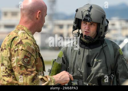 Stabsgt. Zach Webster, 459. Flugingenieur der Luftwaffe, Right, und Oberstleutnant der US-Luftwaffe, Chad Overton, 374. Operations Group Deputy Commander, besprechen Übungsziele in der Marine Corps Air Station Iwakuni, Japan, 19. April 2022. Flugzeuge koordinierten mit Marines, um Flugoperationen im Theater in einer unbekannten Umgebung zu simulieren. Stockfoto