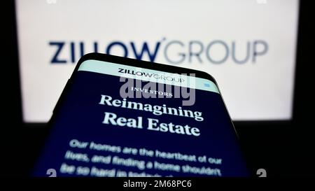 Smartphone mit Webseite des US-Immobilienunternehmens Zillow Group Inc. Auf dem Bildschirm vor dem Unternehmenslogo. Fokus auf oberer linker Seite des Telefondisplays. Stockfoto