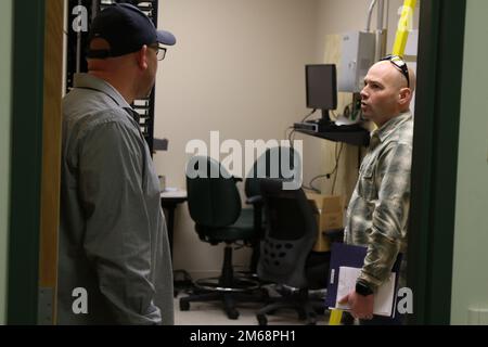 Brian Russell, Spezialist für Sicherheit und Arbeitsmedizin, 88. Readiness Division, spricht mit Timothy Marshall, Army Reserve Administrator, 2. Bataillon, 377. Regiment, Facility Coordinator im General John J. Pershing Army Reserve Center, während er eine Sicherheitsinspektion der Einrichtung in Lincoln, Neb., durchführt, 19. April 2022. Russell wurde als USA bezeichnet Army Reserve und USA Ausgezeichnet mit dem GS 07-12 Army Individual Award for Excellence in Safety. Stockfoto