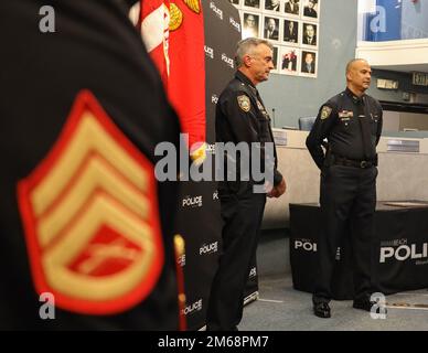 USA Der Veteran des Marine Corps Samir Guerrero vom Miami Beach Police Department wird zum Stellvertretenden Chief am Miami Beach City Hall, Miami, 19. April 2022 befördert. Nachdem er seinem Land als US-Marine diente, wurde Guerrero Polizist und diente weiter seiner Gemeinde. Er war in seinen 26 Jahren in verschiedenen Positionen bei der Miami Beach Police Department tätig, einschließlich: Kriminalermittlungen, Sondereinsätze, Patrouilleneinsätze, Range Master, Personal außerhalb des Dienstes, Special Weapons and Tactics Team (SWAT), Verkehrsmord, Trunkenheit am Steuer/DRE-Koordinator, Schulungsberater für Polic Stockfoto