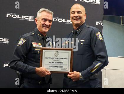 Polizeichef Richard M. Clements, Miami Beach Police Department, Left, gratuliert den USA Marines Corps Veteran Assistant Chief Samir Guerrero nach seiner Beförderungszeremonie im Miami Beach City Hall, 19. April 2022. Nachdem er seinem Land als US-Marine diente, wurde Guerrero Polizist und diente weiter seiner Gemeinde. Er war in seinen 26 Jahren in verschiedenen Positionen bei der Miami Beach Police Department tätig, einschließlich: Kriminalermittlungen, Sondereinsätze, Patrouilleneinsätze, Range Master, Personal außerhalb des Dienstes, Spezialeinheit für Waffen und Taktik (SWAT), Verkehrsmord, DU Stockfoto