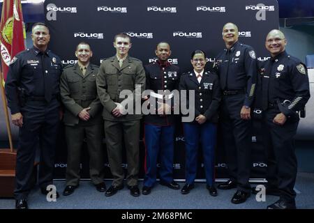 USA Marines of Recruiting Station Fort Lauderdale, 6. Marine Corps District, und Marine Corps Veterans der Miami Beach Police Department posieren für ein Foto bei Assistant Chief Samir Guerreros Beförderungszeremonie im Miami Beach City Hall, Miami, 19. April 2022. Nachdem er seinem Land als US-Marine diente, wurde Guerrero Polizist und diente weiter seiner Gemeinde. Er war in seinen 26 Jahren in verschiedenen Positionen bei der Miami Beach Police Department, einschließlich: Kriminalermittlungen, Sondereinsätze, Patrouilleneinsätze, Range Master, außerdienstliche Mitarbeiter, Spezialwaffen und Tac Stockfoto