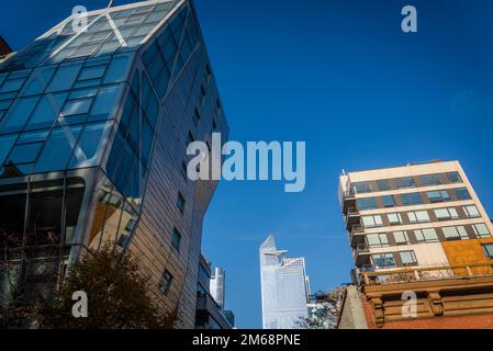 Blick auf die Chelsea-Architektur von der High Line, einem linearen Park und Greenway in Chelsea im Westen von Manhattan New York City, USA Stockfoto