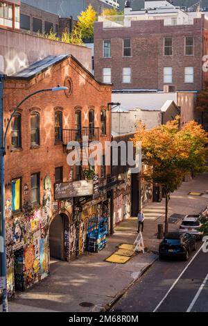 Blick auf die Chelsea-Architektur von der High Line, einem linearen Park und Greenway in Chelsea im Westen von Manhattan New York City, USA Stockfoto