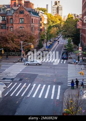 Blick auf die 10. Avenue in Chelsea von der High Line, einem linearen Park und Greenway im Westen von Manhattan New York City, USA Stockfoto