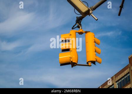 Gelbe Ampel am blauen Himmel, New York City, USA Stockfoto