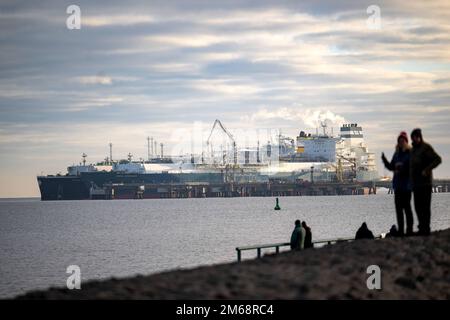 03. Januar 2023, Niedersachsen, Wilhelmshaven: Der Tanker "Maria Energy" (achtern), der mit Flüssiggas beladen ist, liegt im schwimmenden Terminal, dem Spezialschiff "Höegh Esperanza", vor. Zum ersten Mal seit der Eröffnung des Terminals in Wilhelmshaven ist dort ein Tanker mit einer vollen Ladung Flüssigerdgas (LNG) angekommen. Foto: Sina Schuldt/dpa Stockfoto