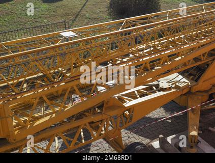 Gelber Turmkran auf einer Baustelle Stockfoto