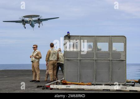 PHILIPPINISCHE SEE (19. April 2022) Landing Signal Officers beobachten den Flugbetrieb auf dem Cockpit des Flugzeugträgers der Nimitz-Klasse USS Abraham Lincoln (CVN 72). Die Abraham Lincoln Strike Group befindet sich in einem geplanten Einsatz im US-7.-Flottenbereich, um die Interoperabilität durch Allianzen und Partnerschaften zu verbessern und gleichzeitig als einsatzbereite Truppe zur Unterstützung einer freien und offenen Region Indo-Pacific zu fungieren. Stockfoto