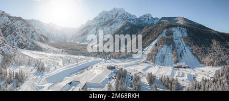 Skisprungschanze auf Planica in der Nähe von Kranjska Gora Slowenien, im Winter mit Schnee bedeckt. Luftpanorama Stockfoto