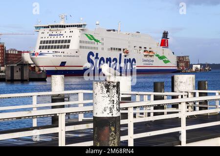 Kiel, Deutschland - 27. Dezember 2022: Die Fähre von Frau Stena Scandinavica legte im Hafen von Kiel an Stockfoto